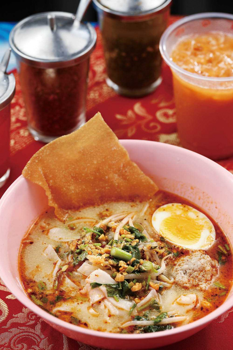 「酸辣豬肉粿條（粿仔條）」選用接近泰國口感的軟薄粿條，上桌前再加入檸檬汁、糖與花生等。（55元）（圖／于魯光攝）
