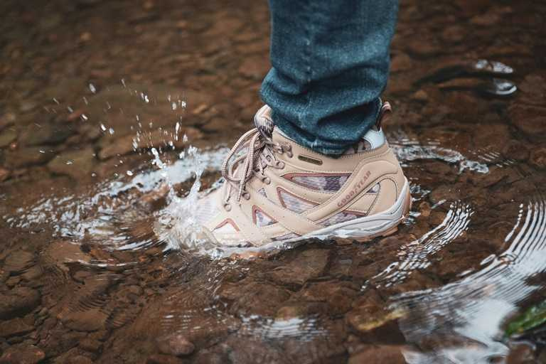 在山林間漫步，難免踩踏到積水，戶外鞋的防水性是必要的考量。