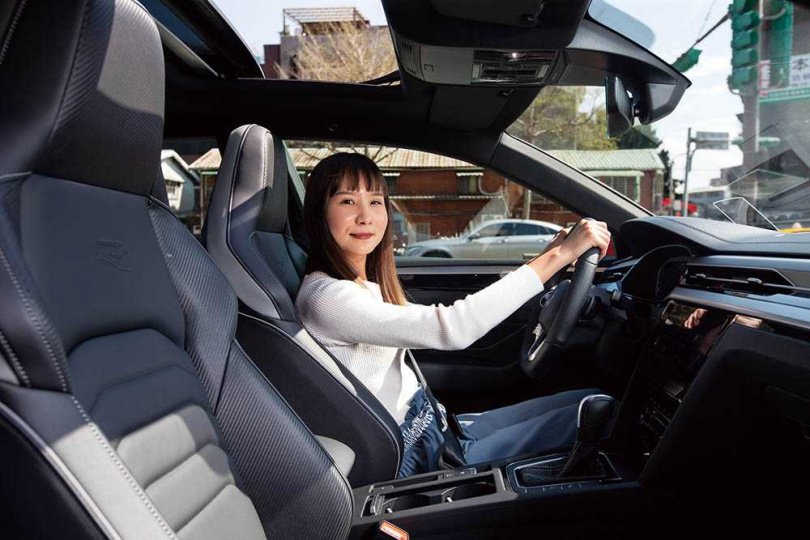 駕駛與副駕駛座採用Nappa Carbon碳纖維紋真皮跑車座椅，無論支撐、包覆、舒適性表現都相當完美。（圖／黃耀徵攝）