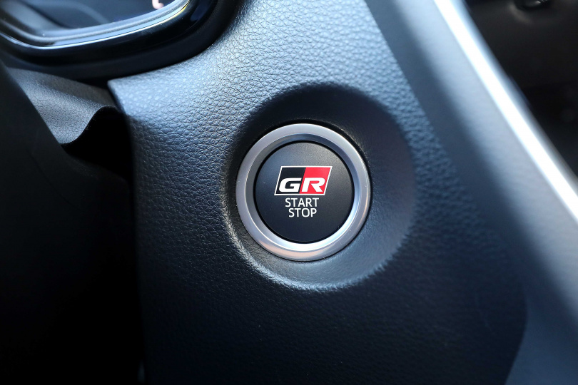 在引擎啟閉按鈕上以GR塗裝呈現，除了呼應品牌賽事團隊外，更有著意想不到的科技感官。