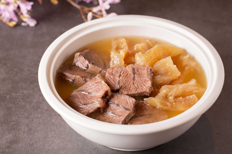 熱銷品項如湯頭清澈卻濃潤美味的清燉和牛腮牛筋湯。（圖／台北萬豪酒店提供）