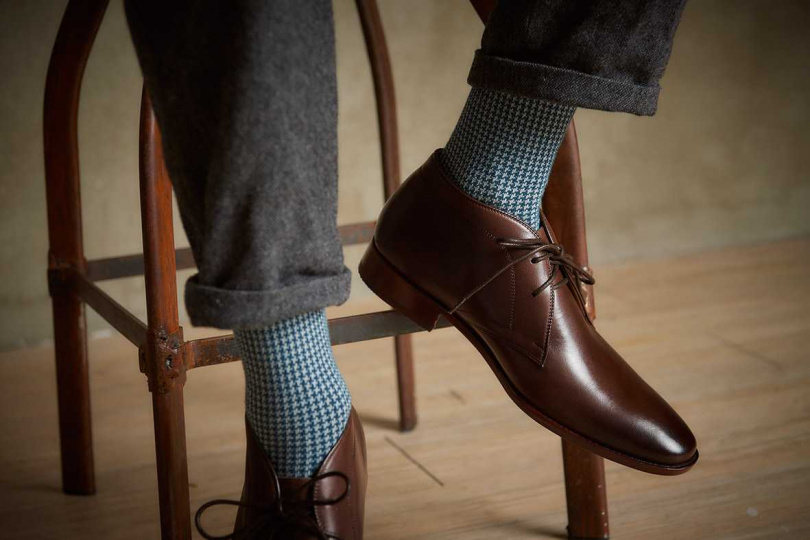 林果良品千鳥格紋紳士襪，與皮鞋搭配展現英倫優雅氣質。