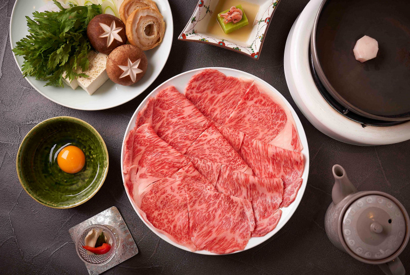 百年壽喜燒名店「Chinya」最講究牛肉品質，每塊肉油花都保持在「適度霜降」狀態，讓人垂涎三尺。（圖片來源：ⒸWDI GROUP）