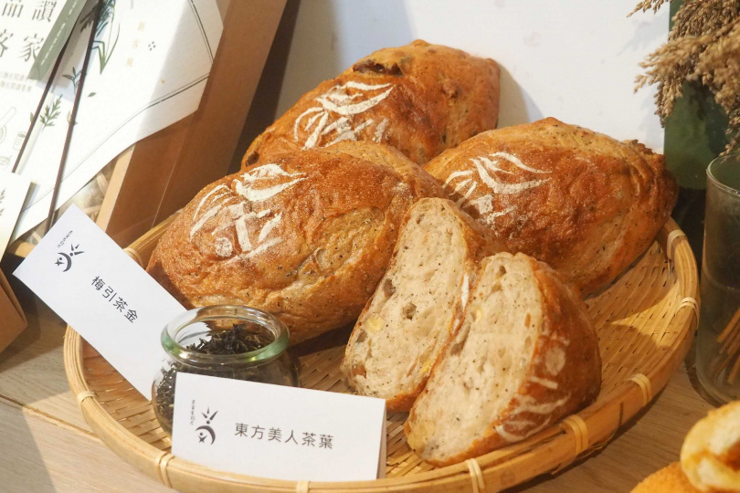 「梅引茶金」為得獎麵包「梅引茶香」2.0版本，以新竹東方美人茶取代小葉紅茶，增加比例做成茶香液種。（260元／個）