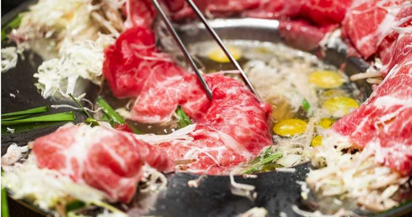 「日本和牛推推鍋」顧名思義要將肉與蔬菜一起推入鍋內涮煮。