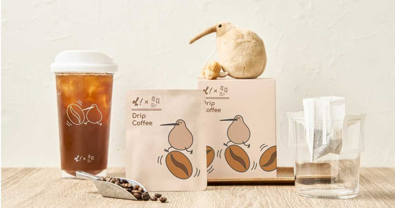 雙品牌除了推出直飲吸管兩用環保隨行杯（420元），還有由握咖啡監製的聯名特製咖啡豆製成耳掛式手沖咖啡包十入組。（380元）