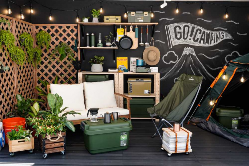 露營風正夯！綠色貨櫃展演戶外風格，在家中陽台搭起帳篷、掛上植物、燈串點綴，搭配自製滾輪桌與木質收納箱就能「偽露營」超有FU！