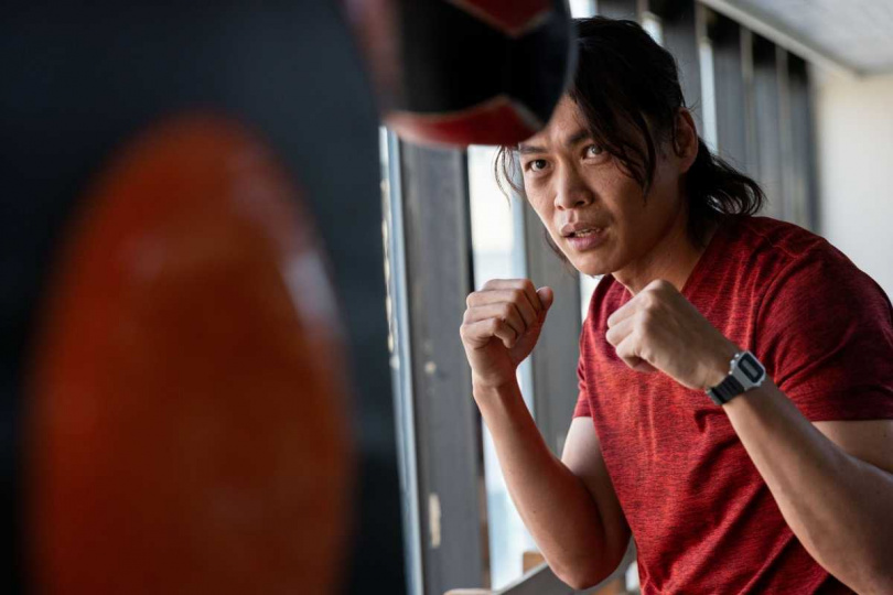 《拳職人員》中，黃鐙輝詮釋拳擊教練，化身「台版洛基」。（圖／公視台語台）