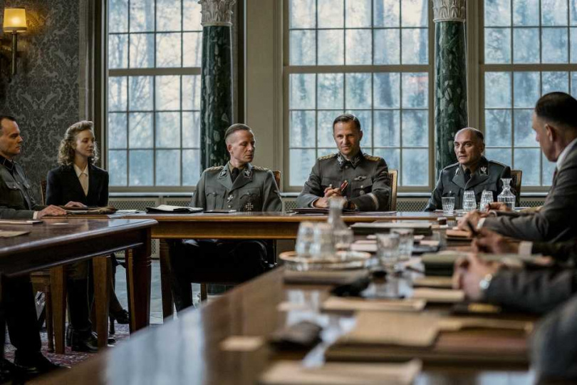 菲利普霍賀麥爾飾演二戰納粹德國國安部長，片中主導謀殺千萬猶太人的「萬湖會議」。（圖／海鵬影業提供）
