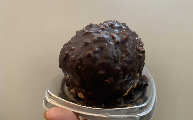 新品之一的「經典巧克力菠蘿泡芙」。（59元）(圖／官其蓁攝影）