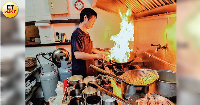 王老闆有30多年中餐主廚經驗。