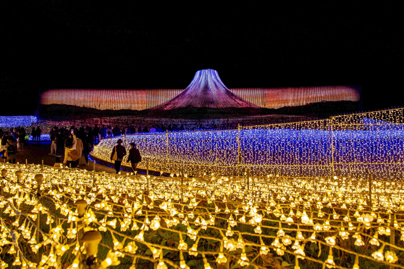日本最盛大冬季彩燈節，夢幻燈海搭配壯觀富士山光影，易飛網北陸春節主題行程最高折8,000元。
