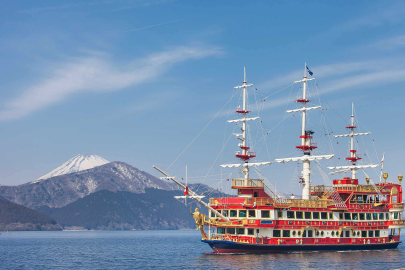 易飛網過年系列行程「東京戲雪溫泉5日」，體驗搭乘特色觀光海盜船遊湖賞群山美景。