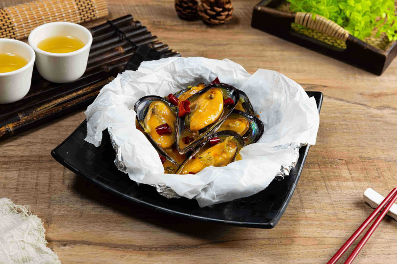 福粵樓中餐廳推出鮮、香、麻三味完美融合的「紙包金湯燜淡菜」。（圖／福容台北一館提供）