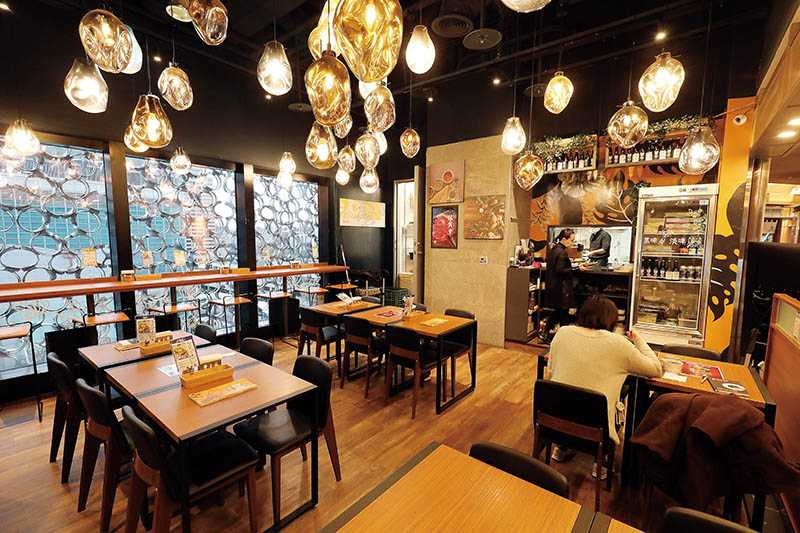 樂咖Loka以沖繩扶桑花、琉璃等元素設計用餐空間（圖／于魯光）