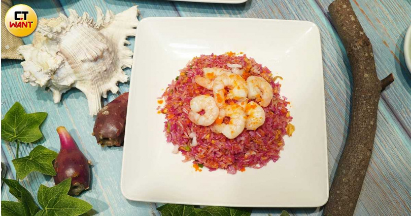 「海派花火炒飯」以仙人掌汁做為天然染色劑,風味清爽不膩。(290元,圖/魏妤靜攝)