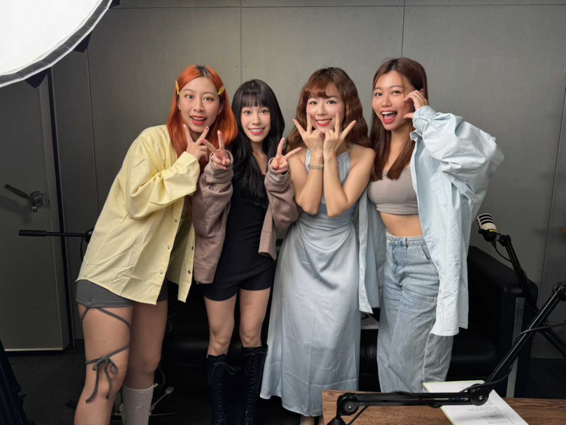 凱特光臨「歡迎光靈慢慢聊」節目（左至右：凱利、油米、凱特、伶伶）