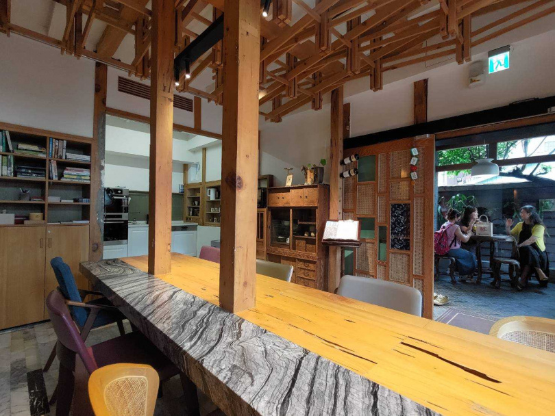 一樓是寬敞的客餐廳、廚房與主臥，有著一般民宅少有的低調輕奢感。（圖／高靜玉攝）