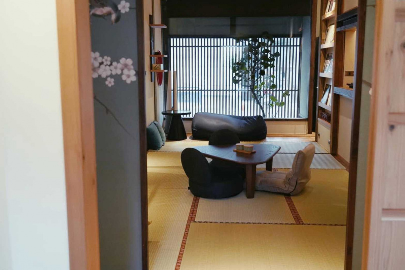 「弍秋」的民素具有相當好的通透感，沒有天花板裝飾、頭尾直通，透過各種巧妙設計營造空間感，精緻又舒適。（圖／弍秋提供）