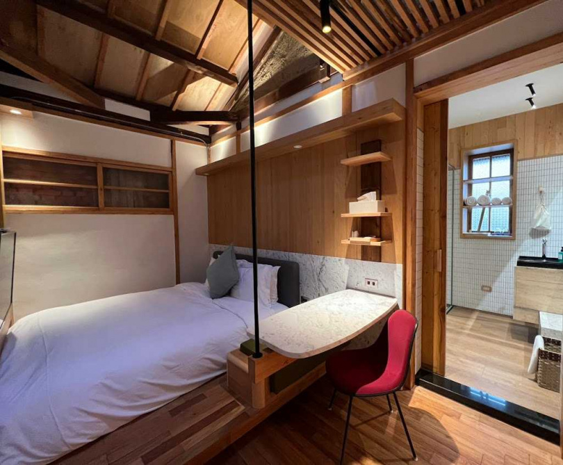 房間充分運用空間，設計具生活感與質感的配備，浴室也寬敞明亮。（圖／有春枟宅提供）