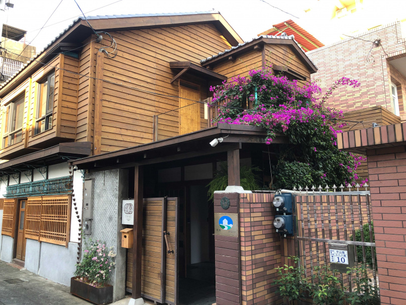 嘉義首間檜木民宿「有春枟宅」，是隱身巷弄間的低調現代老宅民宿。（圖／ 「有春枟宅」提供）