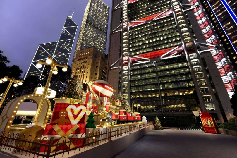 中環皇后像廣場花園化身夢幻「聖誕天地」，以飛船、小木偶、小火車等繽紛裝飾打造。（圖片提供／港旅局）