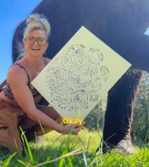 女子替大象做掌印畫。（圖／翻攝自臉書）