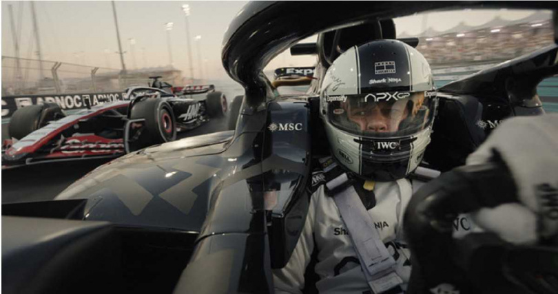 布萊德彼特演出傳奇賽車手帥氣逼人。（圖／Apple TV）