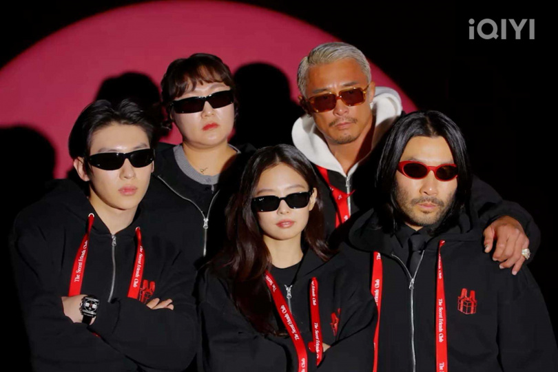 DEX（左起）、李秀智、Jennie、秋成勳、盧弘喆組成秘密好友俱樂部。（圖／翻攝自愛奇藝國際版）