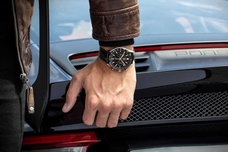 TAG HEUER「Carrera Sport自動計時腕錶」黑面玫瑰金款，精鋼、18K玫瑰金錶殼，44mm╱215,400元。（圖╱TAG HEUER提供）