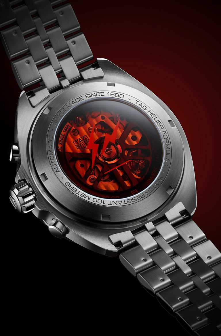 TAG HEUER「TAG HEUER X Fragment Design」聯名計時腕錶，錶背使用醒目的紅色藍寶石水晶，底蓋則印有Fragment Design標誌，並鐫刻專屬限量編號。（圖╱TAG HEUER提供）