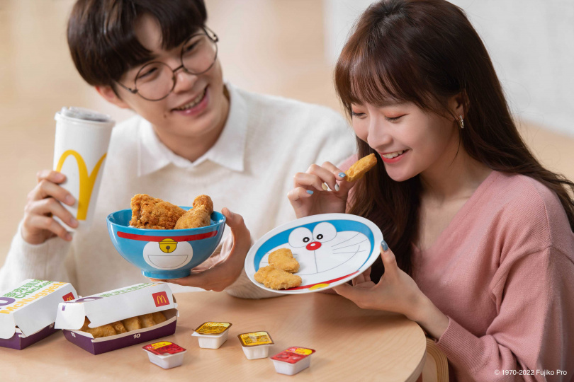 台灣麥當勞將再次與50年來不退流行的國際品牌《哆啦A夢》攜手，推出「哆啦A夢－經典陶瓷碗盤組」。