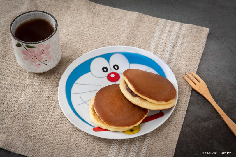 「哆啦A夢－經典陶瓷碗盤套裝組」還有印著哆啦A夢經典幸福笑臉的「陶瓷分享盤」，用餐就像看見哆啦A夢開心地陪著您一樣。