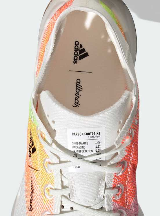 3. adidas ADIZERO X ALLBIRDS 2.94 KG CO2E將鞋舌標示各生產過程的碳足跡，強化「地表最環保跑鞋」的意涵！
