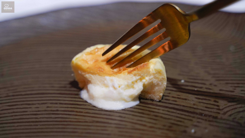 將冷凍的方度乳酪稍微加熱十秒，放入口中瞬間融化，同時吃進四葉起士的柔和、酸味和濃郁乳香，是帶有微酸風味的乳酪蛋糕。