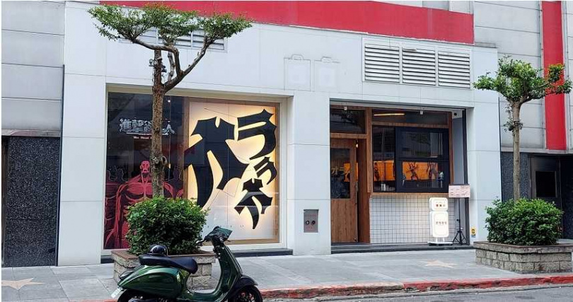 餐酒館位於信義威秀一樓，門口以片假名帶來日本元素。