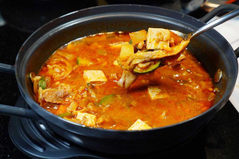 「本家牛肉大醬湯」建議將湯汁與佐料和蔬菜、米飯一起拌著吃，是本家熱門的特色湯品。（320元）