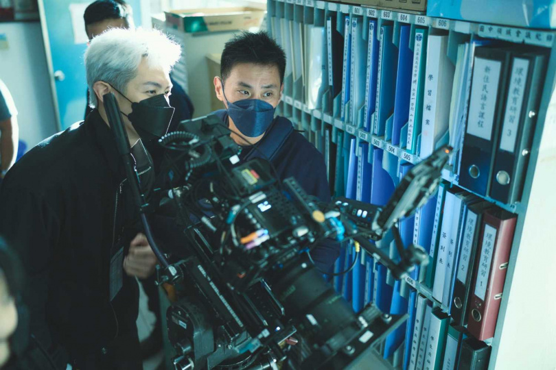 柯震東（左）出道12年首次擔任導演，執導《黑的教育》。（圖／禾豐九路提供）