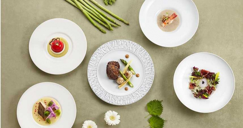In Between之間餐廳推出5道式「藏愛情人套餐」，主菜提供美國頂級肋眼牛排與深海石斑魚二選一。（圖／誠品行旅提供）