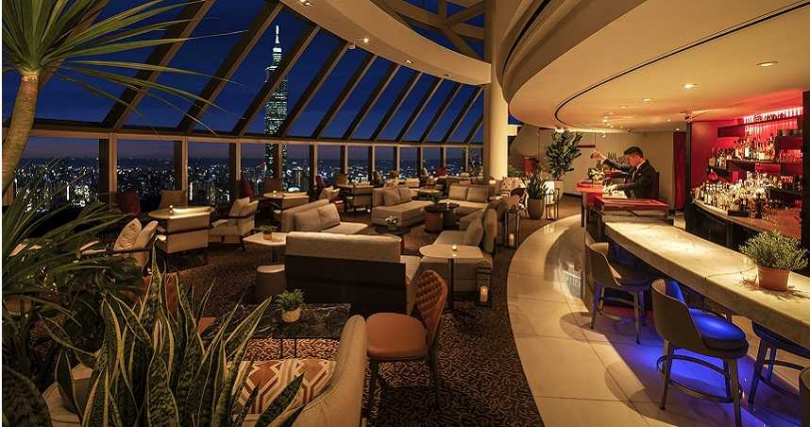 馬可波羅酒廊擁有城市高樓美景，在2月14日當晚還釋出窗邊情人座。（每位4,280元+10%，圖／台北遠東香格里拉提供）