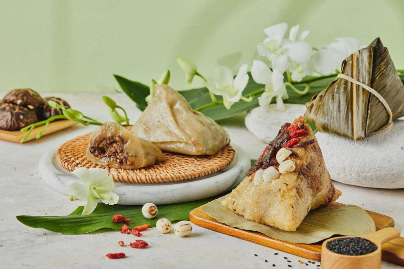 台北新板希爾頓酒店雙喜逢金兔禮盒素粽兩款翡翠珍菇粿粽（素）桂花芝麻流沙粽（素）。