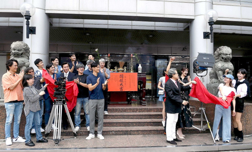 《無罪推定》為台灣首部全台語律政劇，今日熱鬧舉行儀式。（圖／華視提供）