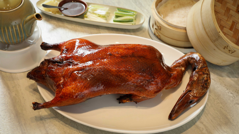 九華樓每天約得處理50～60隻片皮鴨，嚴選的宜蘭北京種鴨具有肉質結實又多汁的特色。（圖／侯世駿攝）