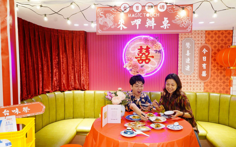 MAGiC TOUCH台北林森店特別將入口處布置成辦桌場景，讓大家拍照打卡、候位不無聊。