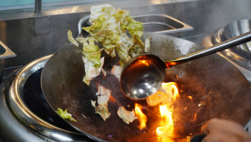 每碗蝦湯拉麵現點現煮，會先炒香高麗菜再加入蝦湯煮滾，增加香氣。