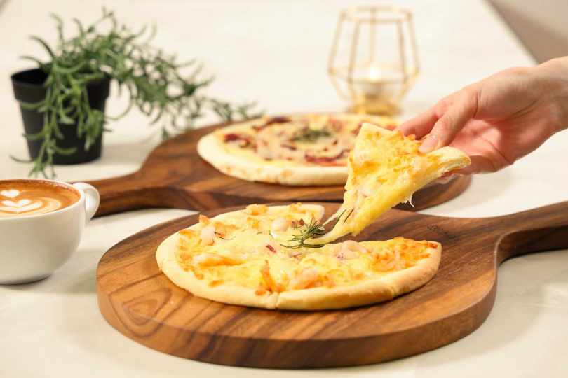 結合鄰近的基隆、宜蘭兩大縣市在地元素，推出迷迭香海鮮、金桔鴨賞兩款創意披薩。