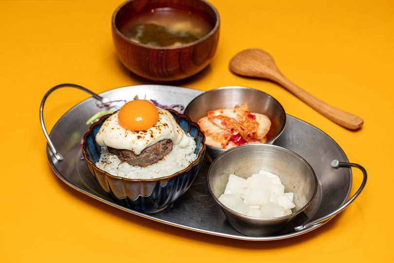 台灣第一家義式手工乳酪坊《慢慢弄》莫札瑞拉捲皮 製作而成的《激 月見和牛漢堡炙燒乳酪飯》。
