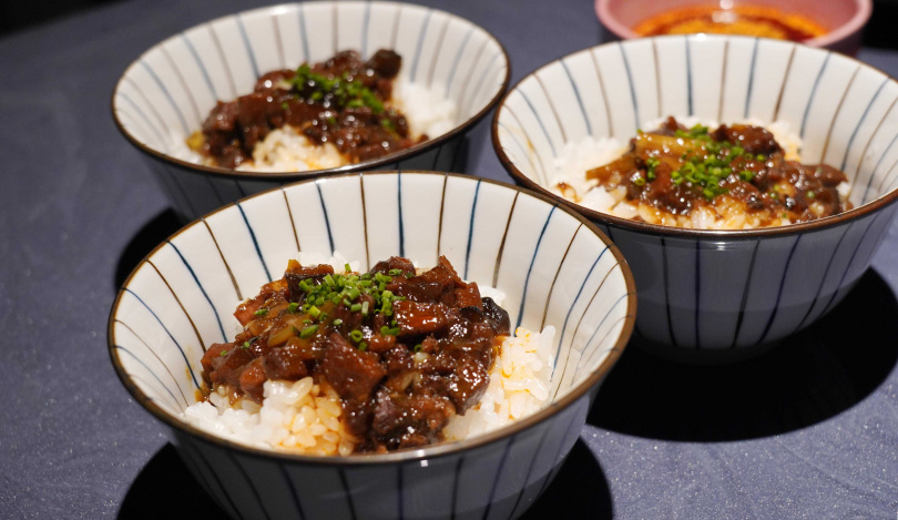 活用和牛邊角肉的「和牛海參滷肉飯」可以搭配涮煮的蔬菜，讓味覺輕重相互平衡，亦可由此延長和牛油脂停留在口中的香氣。（套餐＋80元／碗，圖／魏妤靜攝）