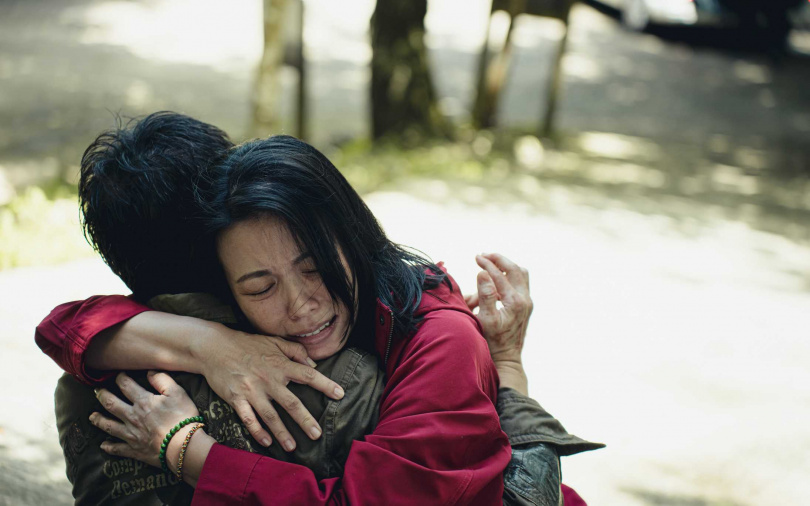 陳孝萱、陳如山在《山忌 黃衣小飛俠》首次合作扮演一對苦情夫妻。(圖/威視提供)