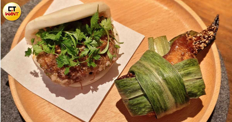 江振誠於酒店限定餐宴推出的菜色也於記者會重現,包括結合法式鄉村肉醬與紅蔥酥的刈包,與放入魷魚、粉絲等內餡,並用斑蘭葉取代粽葉的「翅中翅」。(圖/魏妤靜攝)